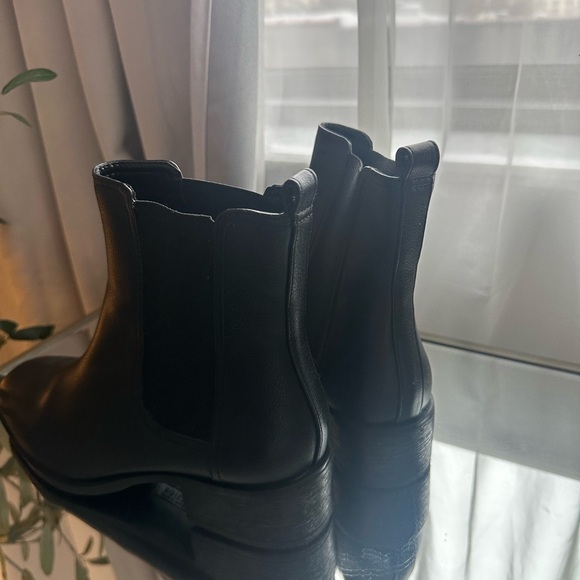 Kenneth Cole Salt Chelsea Black Ankle Boots - Picture 4 of 6